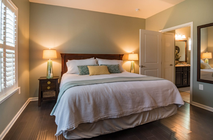 king size bedroom with lamps